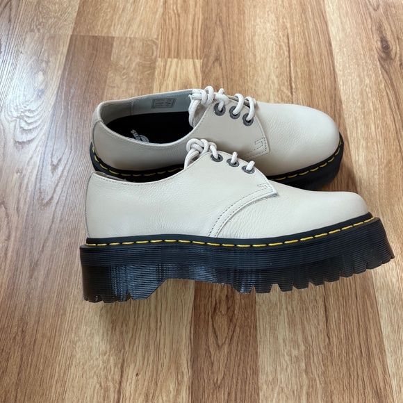 Dr. Martens Women’s 31696 leather lace up Platform shoes - Picture 6 of 12